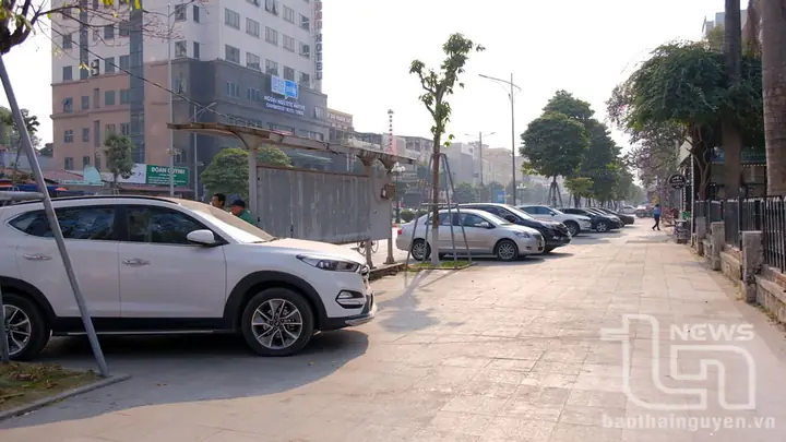 Vỉa Hè Ở Nhiều Tuyến Phố Trung Tâm Của Tp. Thái Nguyên Luôn Trong Tình Trạng Chật Kín Xe Ô Tô.
