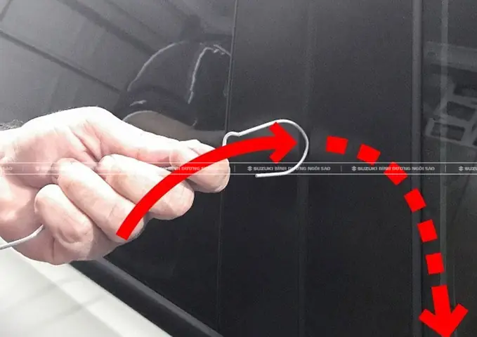 Cách Mở Cửa Ô Tô Bằng Móc Treo Quần Áo