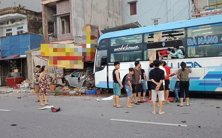 Tông Hàng Loạt Xe Cộ Gây Chết Người: Tài Xế Ô Tô Khai Đã Uống Rượu, Đạp Nhầm Chân Ga - Ảnh 2. Tông Hàng Loạt Xe Cộ Gây Chết Người: Tài Xế Ô Tô Khai Đã Uống Rượu, Đạp Nhầm Chân Ga - Ảnh 2.
