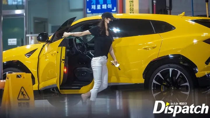 Nữ Diễn Viên Từng Bị Bắt Gặp Cầm Lái Xe Lamborghini Urus Màu Vàng, Khá Thú Vị Là Bạn Trai Cũng Sở Hữu Một Xe Lamborghini Urus Khác Nhưng Mang Màu Trắng