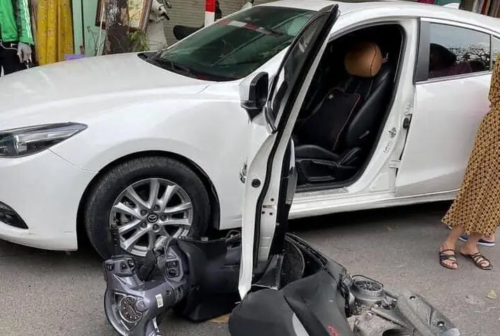 Hành Vi Mở Cửa Xe Ô Tô Khi Chạy