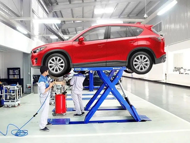 Xuong Dich Vu Mazda Le Van Luong 2