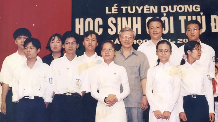 Hiệu Trưởng Chạy Xe Ô Tô Tung Học Sinh