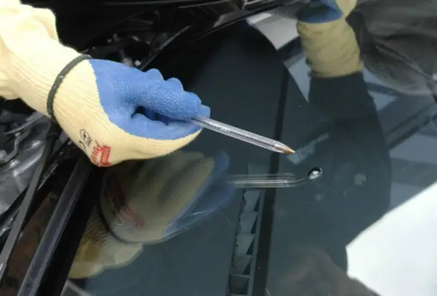 6. Có Nên Tự Sửa Kính Nứt Tại Nhà?