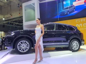 Hình Ảnh Pg Tạo Dáng Bên Xe Ô Tô