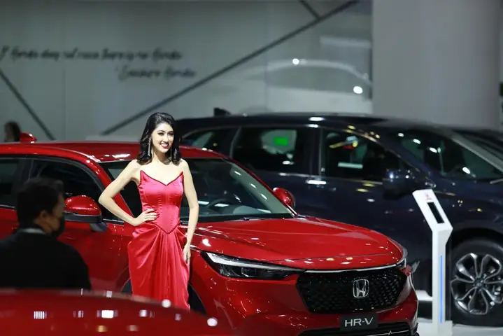 Hình Ảnh Pg Tạo Dáng Bên Xe Ô Tô