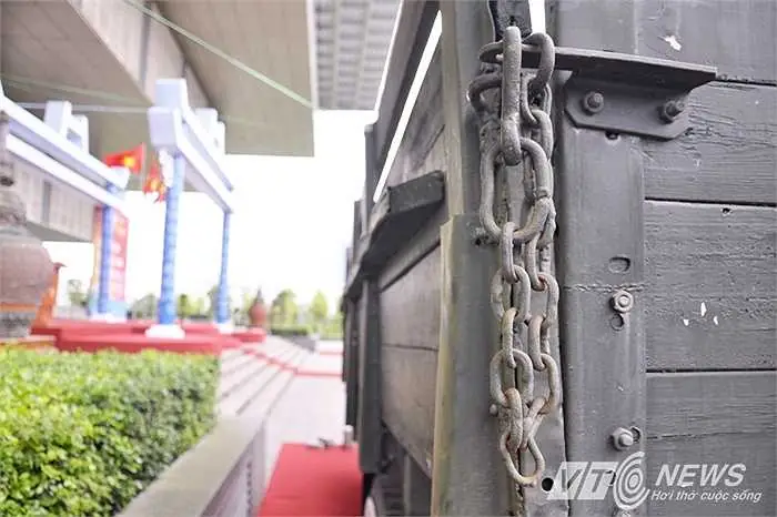 Chiếc Xe Tải Mang Biển Hiệu Cet1283 Do Đồng Chí Dương Quan Lựa, Trung Sỹ, Tiểu Đội Trưởng Thuộc Đại Đội 5, Tiểu Đoàn 964, Trung Đoàn 512, Lữ Đoàn Ô Tô Vận Tải 571, Đoàn 559 Lái Đưa Lực Lượng Đặc Công Và Trinh Sát Của Quân Đoàn Ii Thọc Sâu Đánh Chiếm Dinh Độc Lập Vào Hồi 11 Giờ 30 Phút Ngày 30/4/1975.