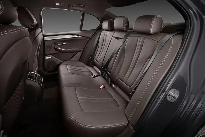 Ý Nghĩa Hình Ảnh Xe Ô Tô Có Người Ngồi Trong Và Cách Chụp