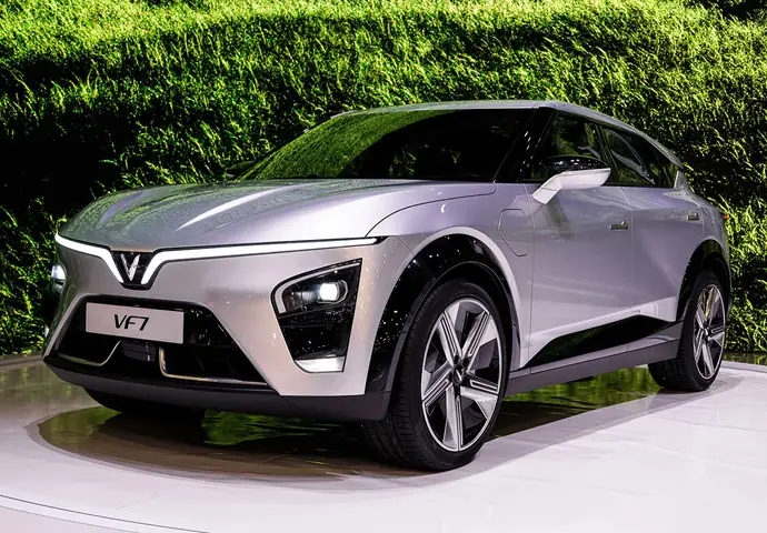 Bí Quyết Chụp Ảnh Xe Mercedes Đẹp Chuyên Nghiệp: Nâng Tầm Hình Ảnh Của Bạn