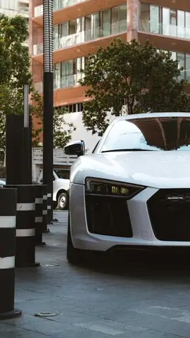 Hình Ảnh Oto Đẹp Đang Chạy Trên Đường