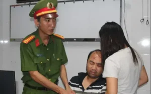 Cơ Quan Cảnh Sát Điều Tra Công An Tỉnh Nghệ An Thi Hành Lệnh Giữ Người Trong Trường Hợp Khẩn Cấp, Tạm Giữ Hình Sự Đối Với Trần Hữu Ba - Lái Xe Ô Tô Gây Tai Nạn Lao Xuống Sông. (ảnh: Công An Tỉnh Nghệ An)