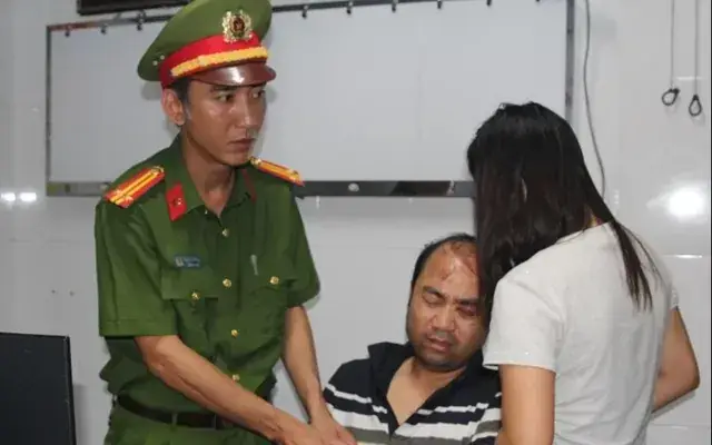 Cơ Quan Cảnh Sát Điều Tra Công An Tỉnh Nghệ An Thi Hành Lệnh Giữ Người Trong Trường Hợp Khẩn Cấp, Tạm Giữ Hình Sự Đối Với Trần Hữu Ba - Lái Xe Ô Tô Gây Tai Nạn Lao Xuống Sông. (ảnh: Công An Tỉnh Nghệ An)