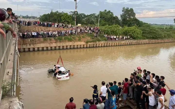 Tạm Giữ Hình Sự Tài Xế Ô Tô Tông Xe Máy Rồi Rơi Xuống Sông Ở Nghệ An - Ảnh 1.