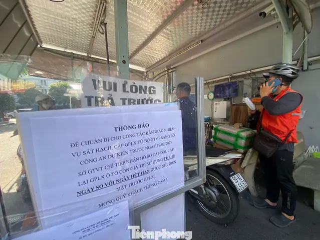 Thông Báo Phía Trước Điểm Cấp Đổi Gplx Số 111 Tân Sơn Nhì, Quận Tân Phú, Tphcm. Ảnh: Hữu Huy.