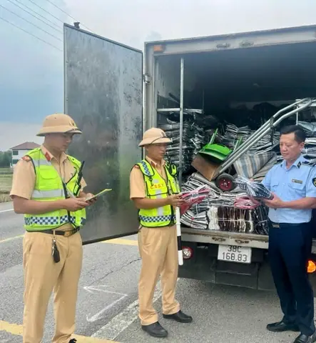 Bắt Giữ Xe Ôtô Vận Chuyển Gần 240 Bộ Quần Áo Không Có Hóa Đơn, Chứng Từ