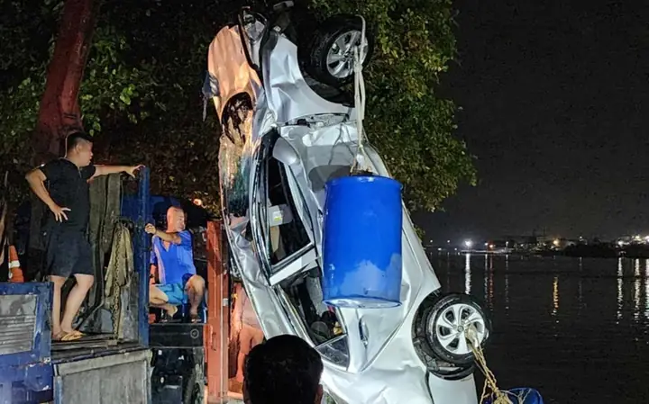 Vớt Thi Thể Cô Gái Mắc Kẹt Trong Ô Tô Rơi Ở Cầu Đồng Nai