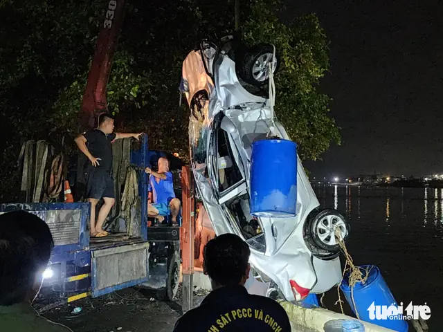 Vớt Thi Thể Cô Gái Mắc Kẹt Trong Ô Tô Rơi Ở Cầu Đồng Nai