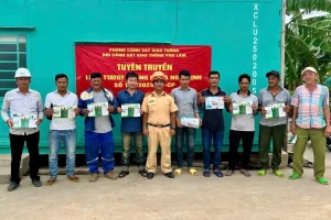 Đội Csgt Phú Lâm Tuyên Truyền Pháp Luật Giao Thông Cho Tài Xế Và Nhân Viên Công Ty Hoàng Châu19/08/2025