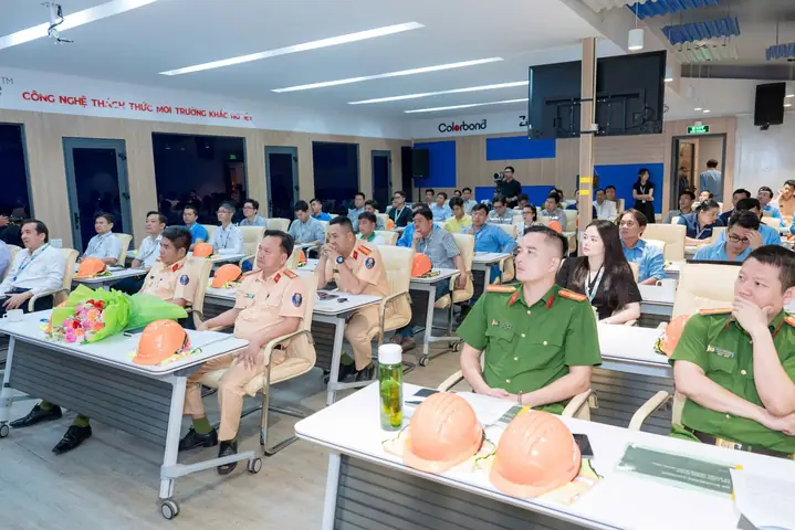 Phòng Csgt Công An Tp Hồ Chí Minh Tổ Chức Hội Thảo Khoa Học Về Quy Chuẩn Xếp Hàng Hóa An Toàn Trên Xe Ô Tô Tại Khu Vực 215/09/2025