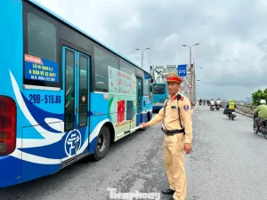 Hôm Nay Xe Ô Tô Trên Cầu Chuong Duong