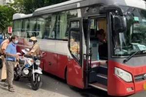 Lực Lượng Chức Năng Thành Phố Hồ Chí Minh Xử Phạt Vi Phạm Của Xe Hợp Đồng.