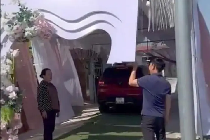 Cổng Rạp Cưới Bị Ông M. Điều Khiển Ô Tô Húc Đổ. Ảnh Nhân Vật Cung Cấp
