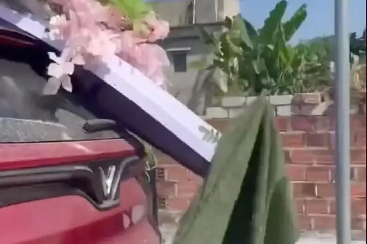 Rạp Cưới Của Chị L. Bị Ông M. Lái Xe Húc Đổ 2 Lần. Ảnh Nhân Vật Cung Cấp