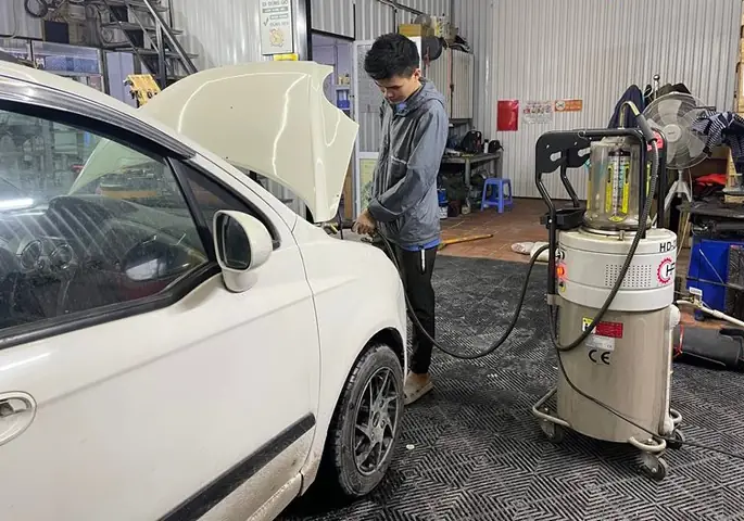 11. Hướng Dẫn Sử Dụng Xe Mitsubishi Attrage: Hút Và Thay Các Loại Dầu Sau Mỗi 2 Năm