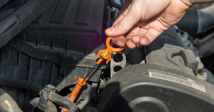 3. Hướng Dẫn Sử Dụng Xe Mitsubishi Attrage: Kiểm Tra Dầu Thường Xuyên