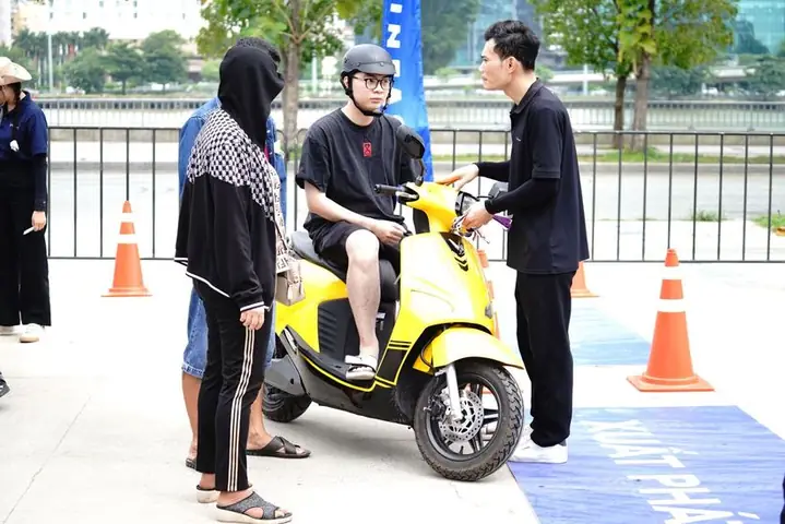 (lsvn) - Mạnh Mẽ Ở Các Pha Bứt Tốc, Êm Ái Khi Di Chuyển, Ổn Định Và Chi Phí Vận Hành Rẻ, Nhiều Người Dân Có Mặt Tại Lễ Hội Âm Nhạc “vinfast Xanh Fest Icon” Bị Thuyết Phục Bởi Các Ưu Điểm Của Xe Máy Điện Thương Hiệu Việt.