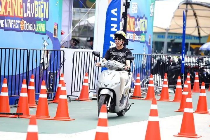 (lsvn) - Mạnh Mẽ Ở Các Pha Bứt Tốc, Êm Ái Khi Di Chuyển, Ổn Định Và Chi Phí Vận Hành Rẻ, Nhiều Người Dân Có Mặt Tại Lễ Hội Âm Nhạc “vinfast Xanh Fest Icon” Bị Thuyết Phục Bởi Các Ưu Điểm Của Xe Máy Điện Thương Hiệu Việt.