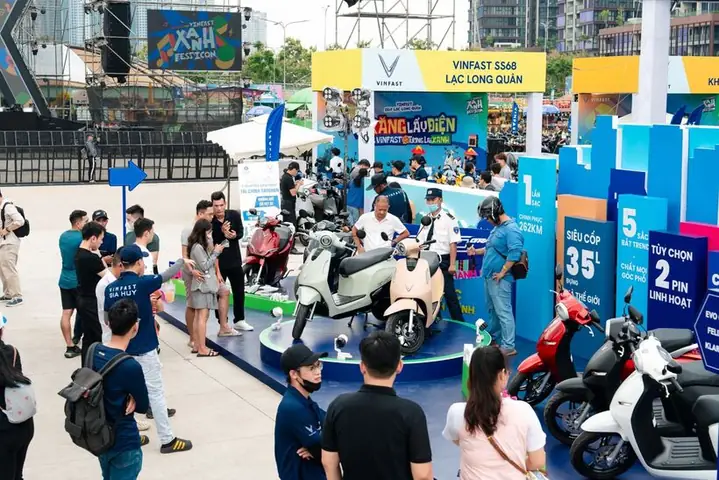 (lsvn) - Mạnh Mẽ Ở Các Pha Bứt Tốc, Êm Ái Khi Di Chuyển, Ổn Định Và Chi Phí Vận Hành Rẻ, Nhiều Người Dân Có Mặt Tại Lễ Hội Âm Nhạc “vinfast Xanh Fest Icon” Bị Thuyết Phục Bởi Các Ưu Điểm Của Xe Máy Điện Thương Hiệu Việt.