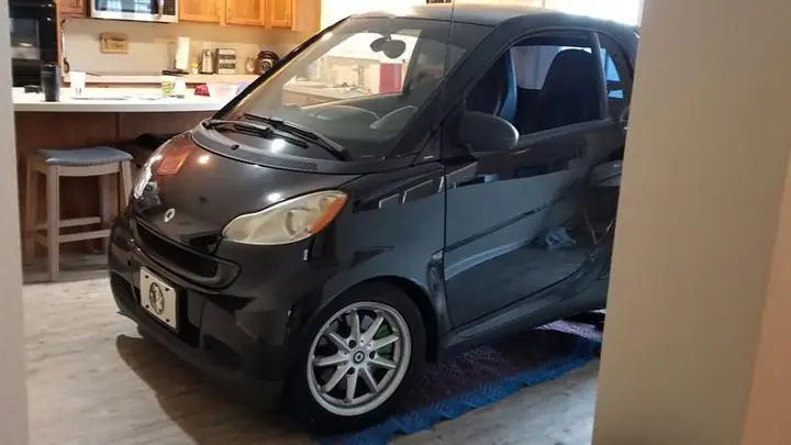 Hai Vợ Chồng Patrick Và Jessica Eldridge Vẫn Có Thể Xoay Sở Nấu Ăn Tại Căn Bếp Có Chiếc Xe Đậu Bên Trong. Ảnh: Facebook Nhân Vật.