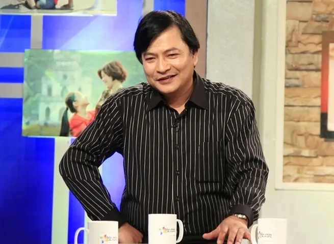 Trong Khi Đó, Danh Hài Quốc Anh Lại Tâm Đắc Câu: "một Người Phụ Nữ Ngồi Sau Một Chiếc Xe Wave Tàu Cười Phe Phé Hơn Là Một Người Phụ Nữ Ngồi Trong Camry, Maybach Mà Thút Thít Khóc".