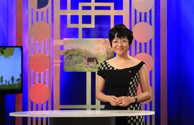 Trong Khi Đó, Danh Hài Quốc Anh Lại Tâm Đắc Câu: "một Người Phụ Nữ Ngồi Sau Một Chiếc Xe Wave Tàu Cười Phe Phé Hơn Là Một Người Phụ Nữ Ngồi Trong Camry, Maybach Mà Thút Thít Khóc".