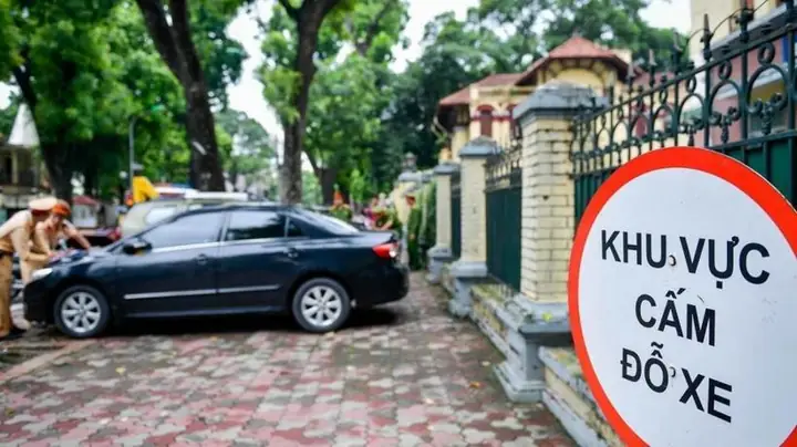 (lsvn) - Nhiều Trường Hợp Người Điều Khiển Phương Tiện Cơ Giới Thường Có Thói Quen Dừng, Đỗ Xe Trong Đô Thị, Đặc Biệt Tại Khu Vực Trước Cổng Cơ Quan. Vậy, Việc Dừng Xe, Đỗ Xe Trước Cổng Trụ Sở Cơ Quan, Tổ Chức Bị Xử Phạt Thế Nào?