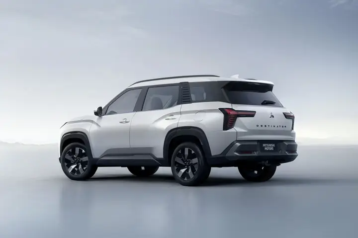 Không Gian Trưng Bày Xe Ô Tô Tạo Mitsubishi