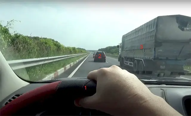 Lỗi Dùng Điện Thoại Khi Lái Xe Ô Tô Bị Phạt Như Thế Nào?