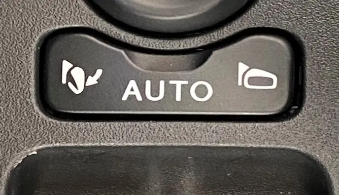 3. Bấm Lock Cửa Trên Toyota Veloz & Avanza Nhưng Sao Gương Không Tự Động Gập Vào?