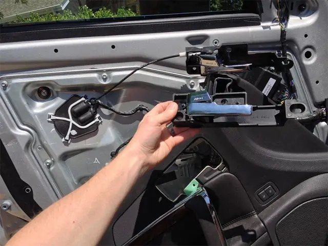 2.3 Cụm Chốt Cửa Bị Hỏng