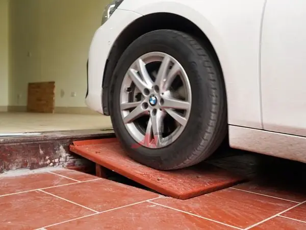 2. Làm Cầu Xe Cho Ô Tô Vào Nhà Bằng Cầu Sắt Hàn Thủ Công.