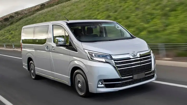 1. Toyota Granvia 9 Chỗ