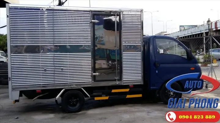 Xe Tải Hyundai H150 1,5 Tấn Là Chiếc Xe Tải Đang Được Khá Nhiều Khách Hàng Quan Tâm Vào Thời Điểm Mới Ra Mắt. Xe Là Sự Nâng Cấp Hoàn Hảo Từ Chiếc Xe Tải Nhẹ H100 1 Tấn Đã Ra Đời Trước Đó Với Nhiều Nâng Cấp Được Cải Tiến Như Động Cơ Tiết Kiệm Nhiên Liệu, Tiêu Chuẩn Khí Thải Euro 4, Tải Trọng Nâng Lên 1.5 Tấn Mang Lại Hiệu Quả Hoạt Động Cực Tốt.