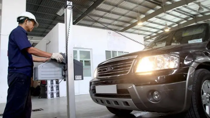 -đèn Chiếu Sáng: Phải Có Đầy Đủ Đèn Pha, Cốt Ở Hai Bên. Riêng Đèn Pha Có Thể Kiểm Tra Bằng Cách Đậu Xe Cách Một Bức Tường Khoản 10, Sau Đó Bật Đèn Pha Cho Chiếu Vào Bức Tường, Thấy Trên Tường Có Vùng Ánh Sáng Tập Trung Và Vùng Ánh Sáng Này Không Cao Quá Hay Thấp Quá.