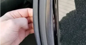 Do Gioăng Kính Chắn Gió