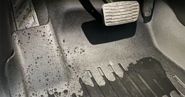 Nước Mưa Vào Xe Ô Tô Gây Hại Gì?