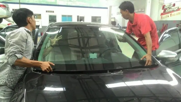 Dịch Vụ Thay Kính Chắn Gió Xe Hyundai Elantra Tận Nơi