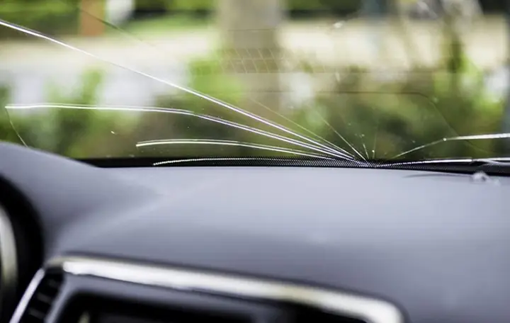 Nguyên Nhân Gây Ra Kính Lái Ô Tô Bị Nứt