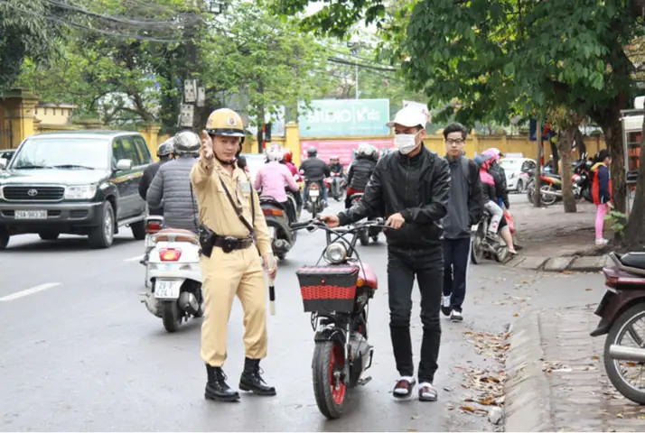 Không Đội Mũ Bảo Hiểm Khi Lái Xe Mô Tô Hai Bánh, Xe Mô Tô Ba Bánh, Xe Gắn Máy Sẽ Bị Phạt Từ 400.000 Đồng Đến 600.000 Đồng. Ảnh: It/images