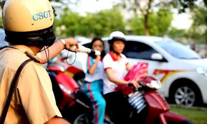 Lái Xe Ô Tô Đội Nón Bảo Hiểm: Có Nên Hay Không Và Khi Nào Cần Thiết?